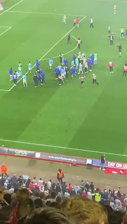 Frank Lampard reaccionó con enojo a un invasor de lanzamiento pidiendo una selfie.