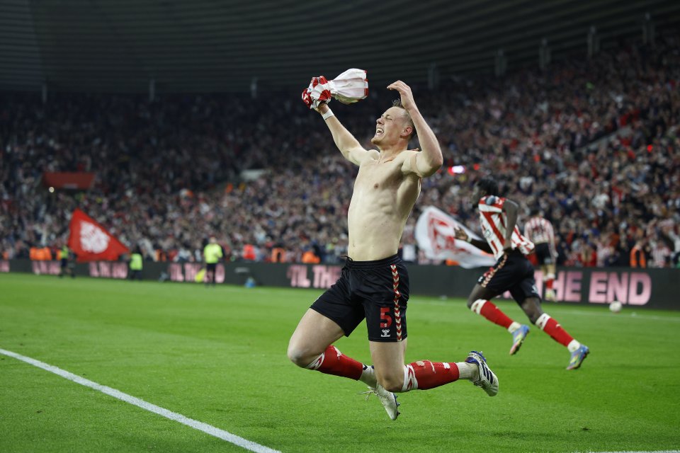 Daniel Ballard de Sunderland celebra un gol.
