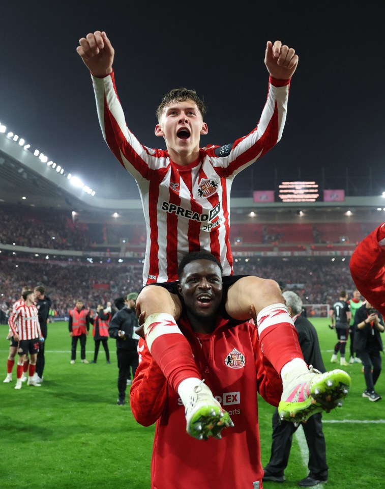 Chris Rigg de Sunderland celebra una victoria, llevó a cabo los hombros de un compañero de equipo.