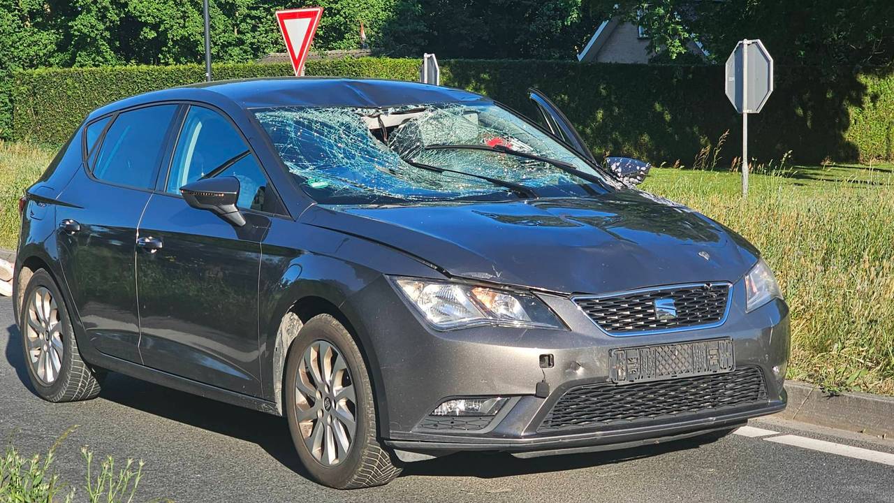 Esposa (24) herida gravemente después de ser sacada en coche