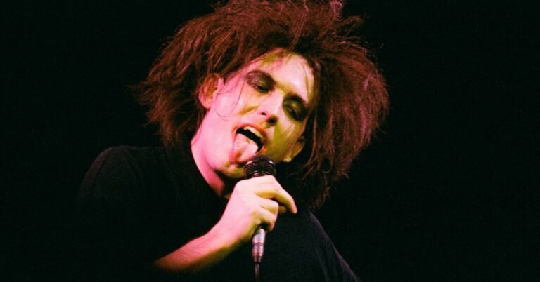 ¿Qué equipo usa Robert Smith de la cura?