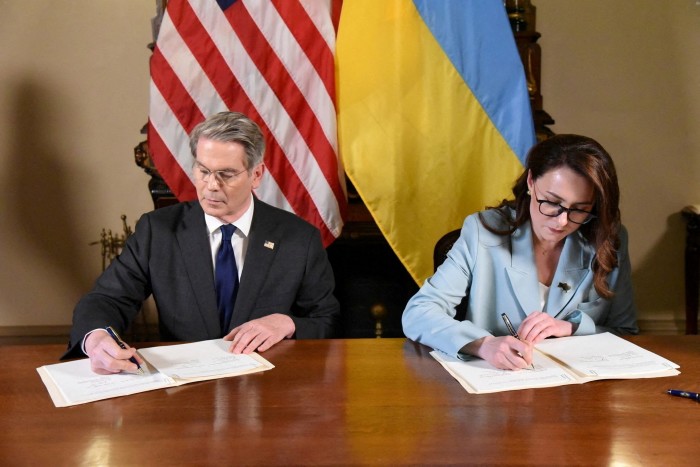 El secretario del Tesoro, Scott Bessent y el primer vicelir ministro ucraniano, Yulia Svyrydenko, firman un acuerdo de 'asociación económica' que le dará a los Estados Unidos acceso preferencial a los nuevos acuerdos de minerales ucranianos y financiará la inversión en la reconstrucción del país, en Washington el 30 de abril 2025 2025