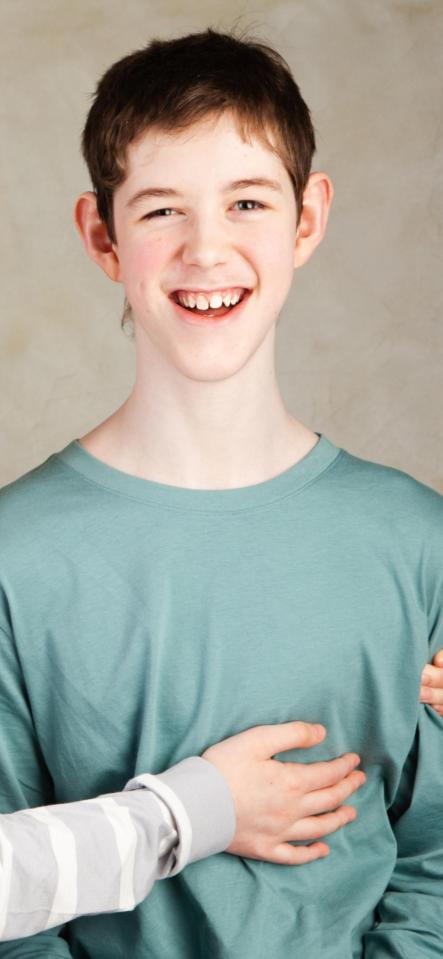 Foto de un adolescente autista sonriente.