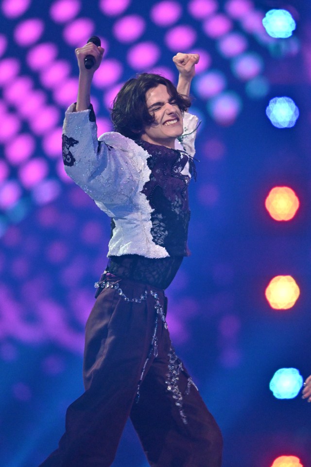 Marko Bošnjak representando a Croacia actuando en el concurso de canciones de Eurovisión.