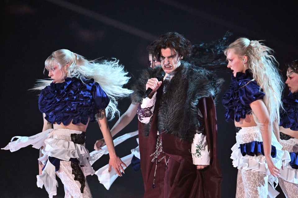 Marko Bošnjak representando a Croacia actuando en el concurso de canciones de Eurovisión.