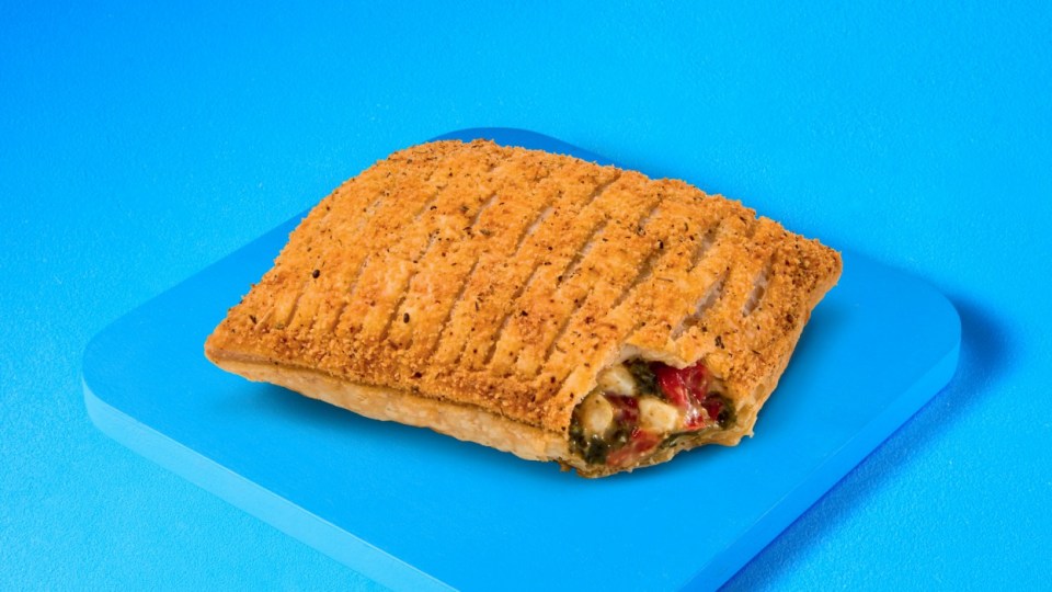 Pasteles llenos de espinacas y pimientos rojos.