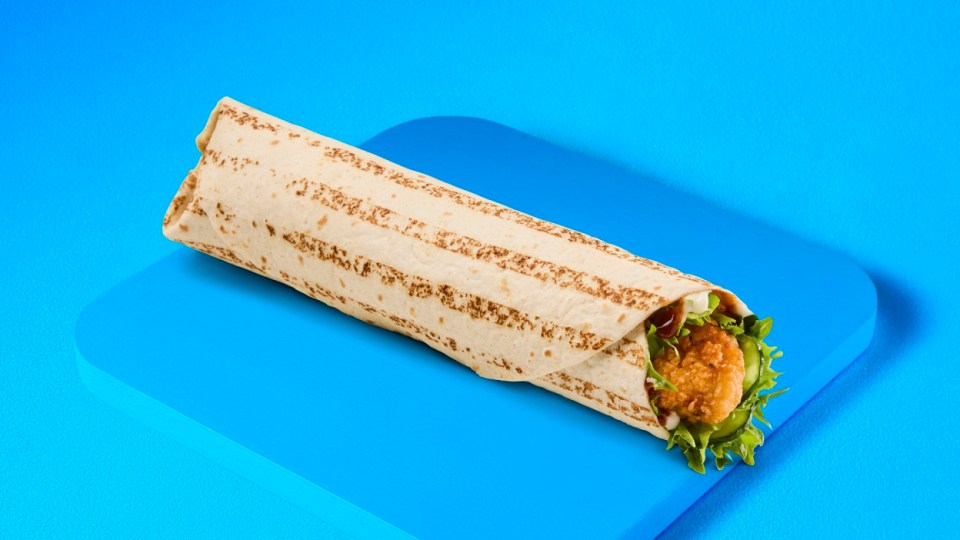 Envoltura de pollo en un plato azul.