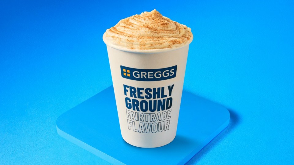 Greggs Fairtrade Coffee en una taza con crema batida.