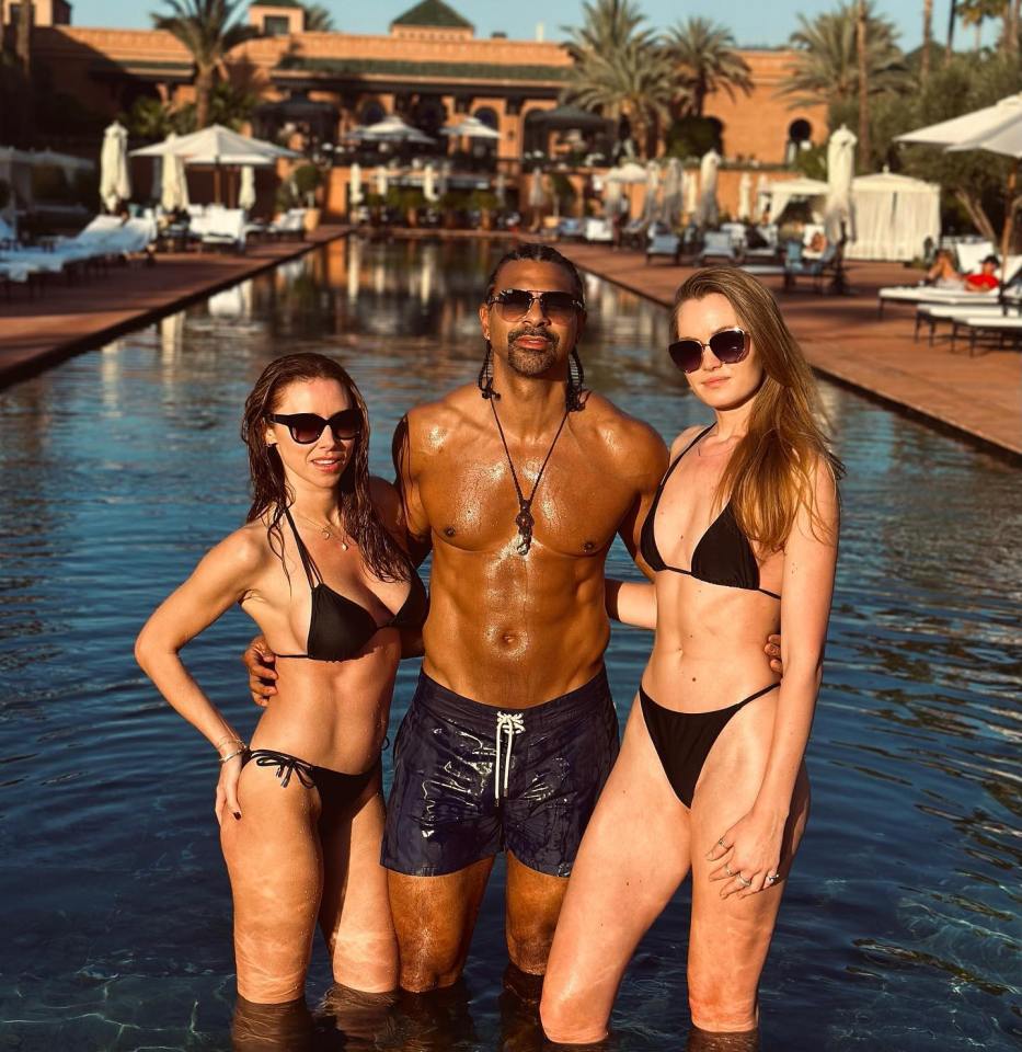 David Haye con dos mujeres en trajes de baño en una piscina.