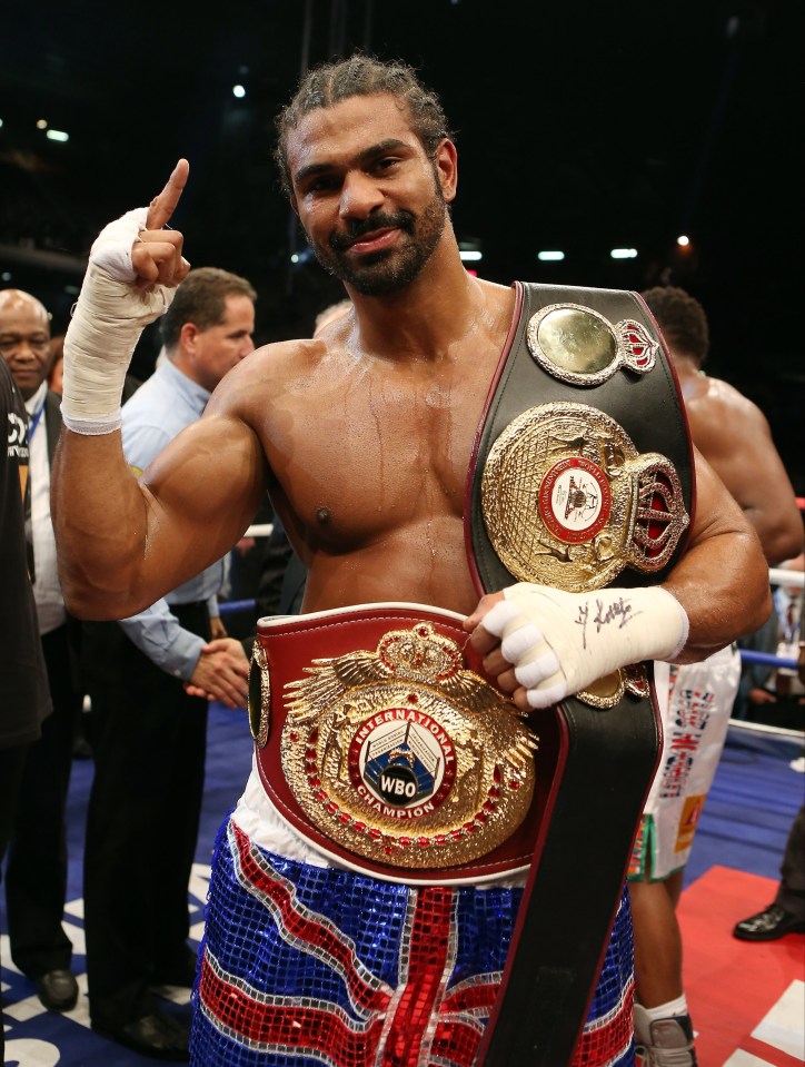 David Haye celebra una victoria en el boxeo, con cinturones de campeonato.