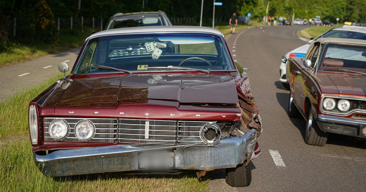 Oldtimer en el prak después de la colisión con uno