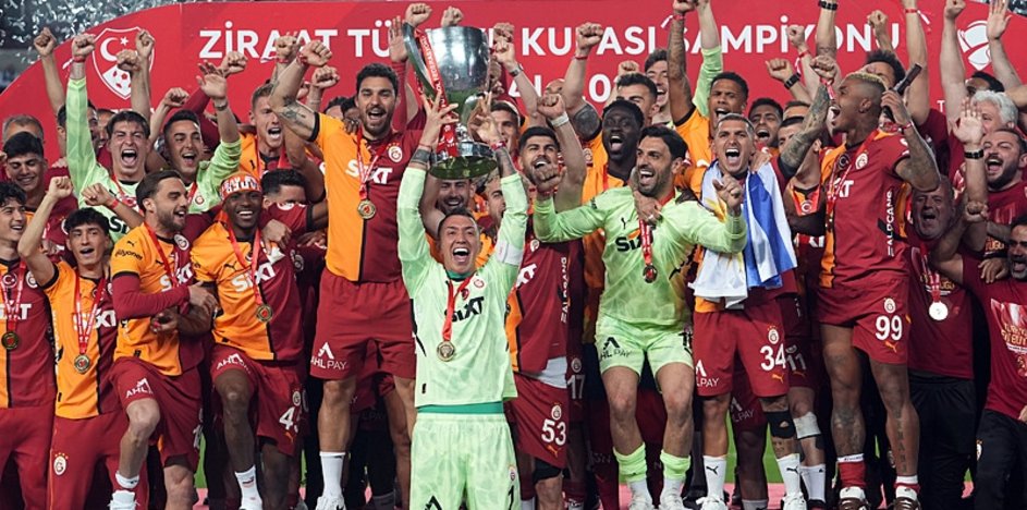 ¡El campeón Galatasaray retiró la copa!