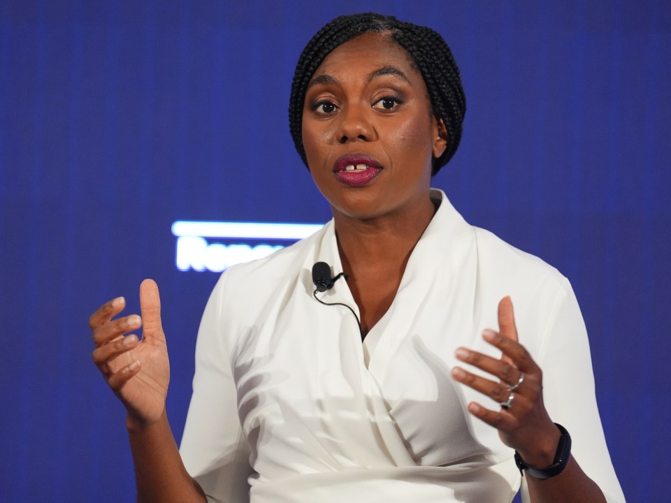 Kemi Badenoch hablando en un evento de partido conservador.