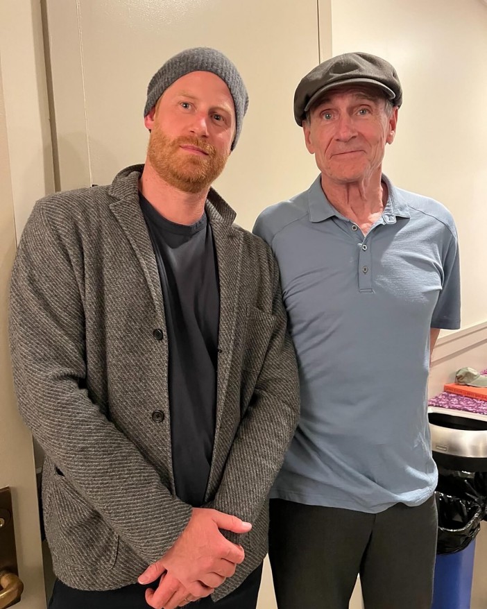 El príncipe Harry y James Taylor en una foto juntos.