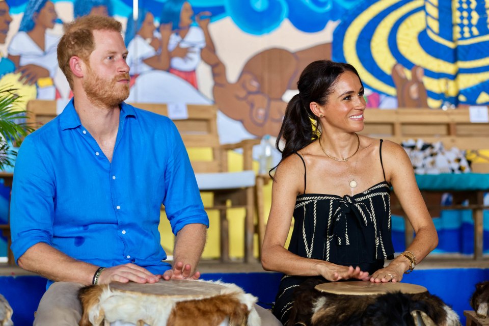 El príncipe Harry y Meghan Markle tocan la batería en una escuela de batería del Caribe.