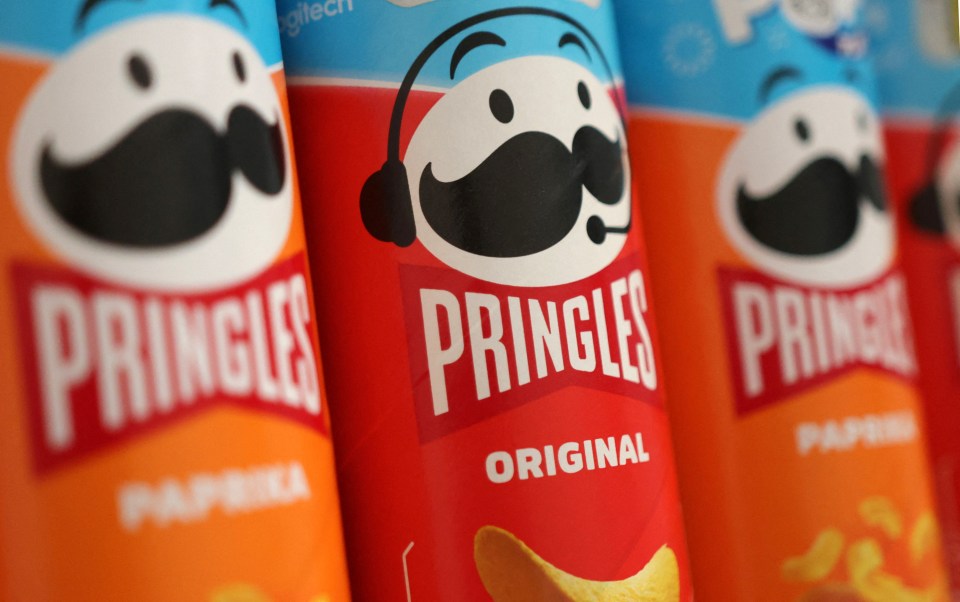 Ilustración de las latas de Pringles.