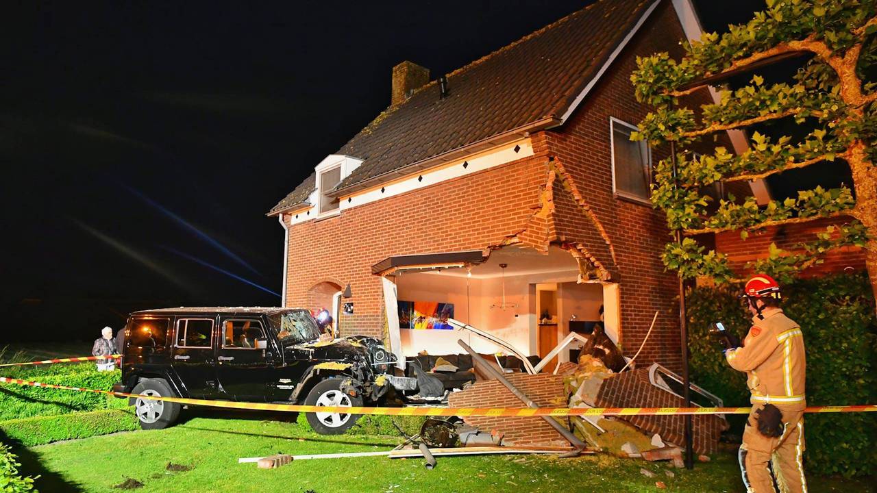 El automovilista conduce con Jeep House adentro, el hogar es