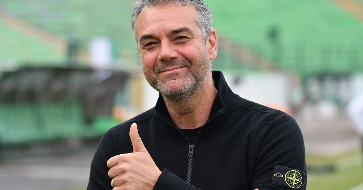 Después de los penaltis, Marino Pusic toma la taza con