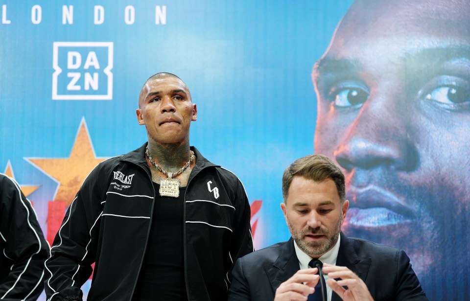 Conor Benn y Eddie Hearn en una conferencia de prensa.