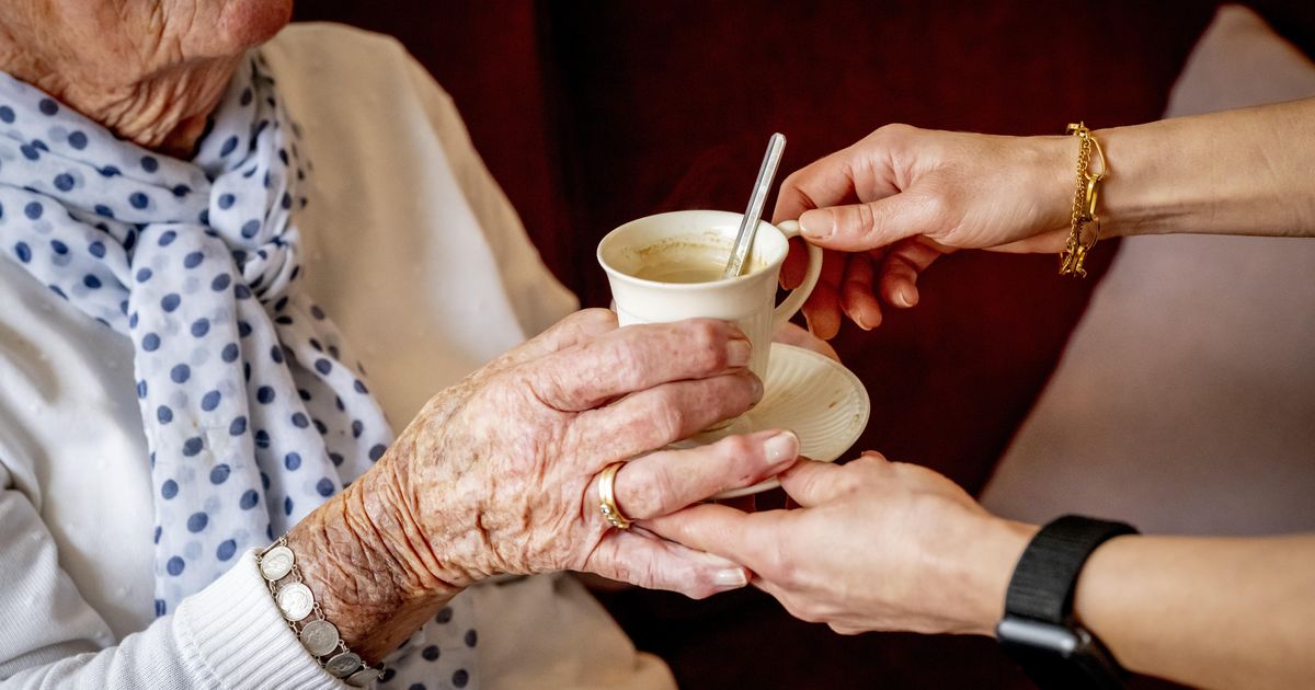 La madre anciana ya no puede pagar café en un
