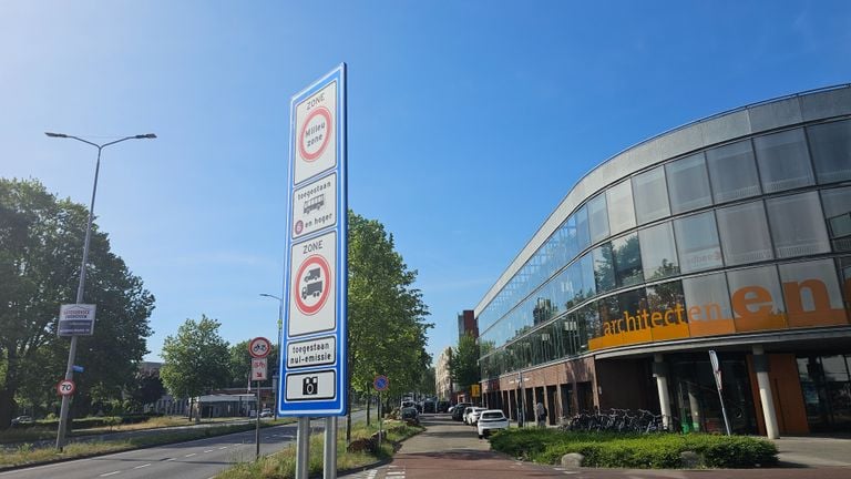Estas nuevas señales de tráfico están en Eindhoven para indicar la zona ambiental y la zona de emisión cero (Foto: Omroep Brabant).