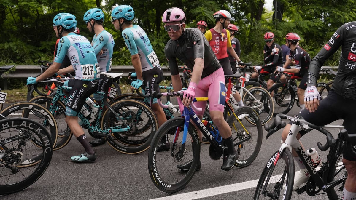 Giro d'Italia: Crash Mass - Hindley y Hollmann tienen que