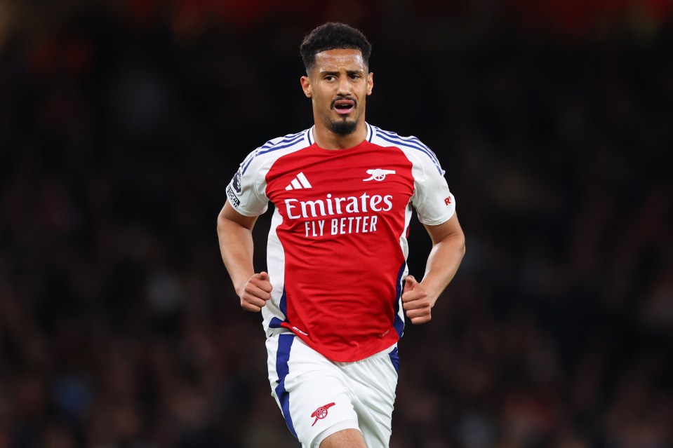 William Saliba del Arsenal en un partido de la Premier League.