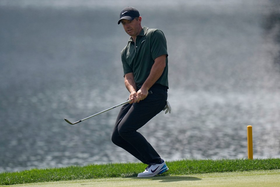Rory McIlroy apagando en el hoyo 17.