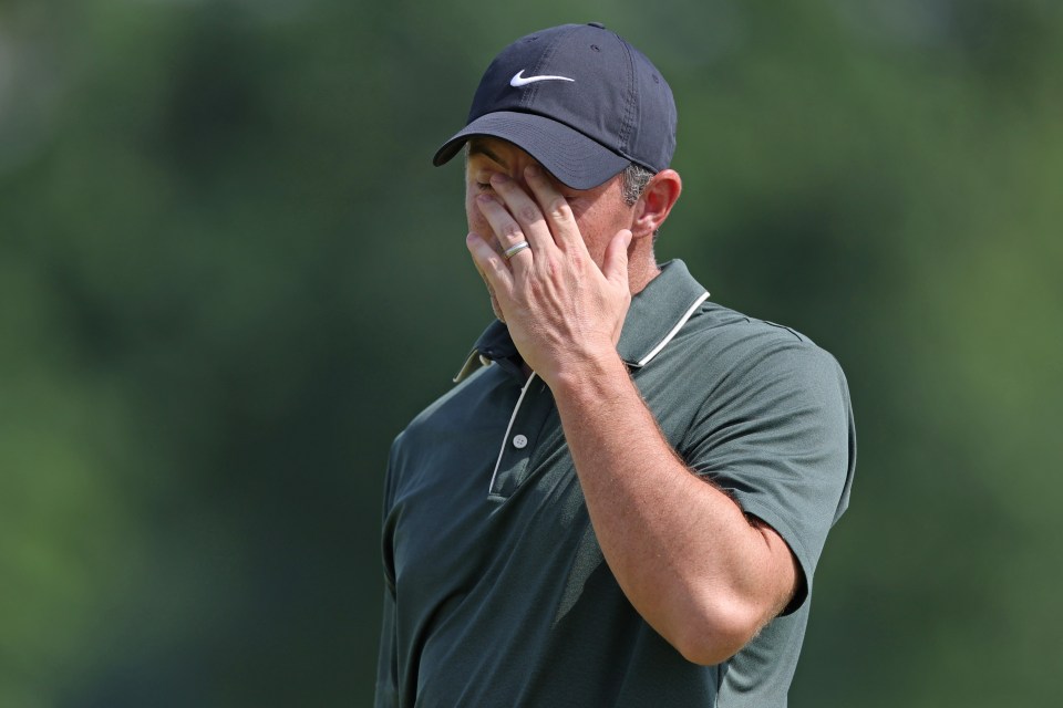 Rory McIlroy de Irlanda del Norte reacciona durante un torneo de golf.