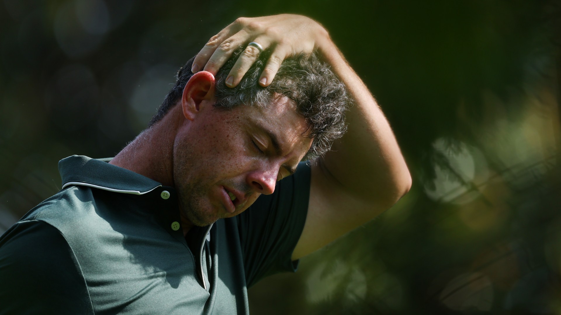 Rory McIlroy sufre un pésimo día de apertura en el