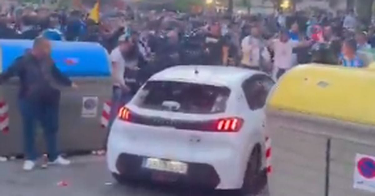 El automóvil conduce a una multitud en el partido del
