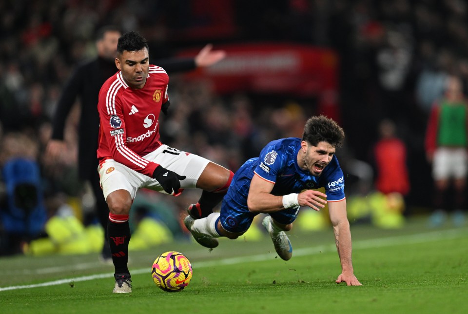 Casemiro de Manchester United desafía al Pedro Neto de Chelsea por el balón.