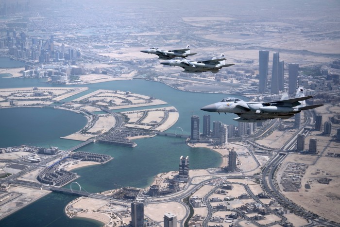La Fuerza Aérea de Qatar escolta el avión que transporta al presidente Donald Trump mientras se prepara para aterrizar en Doha desde Arabia Saudita