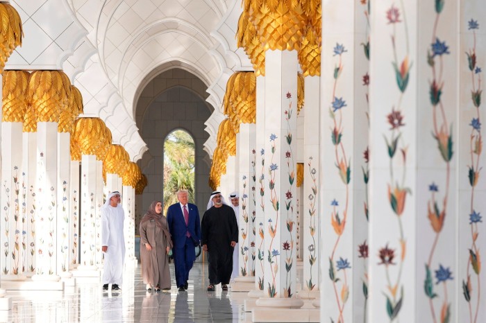 El presidente Donald Trump y el presidente de los EAU, Mohammed Bin Zayed al-Nahyan (derecha), la Gran Mezquita Sheikh Zayed en Abu Dhabi