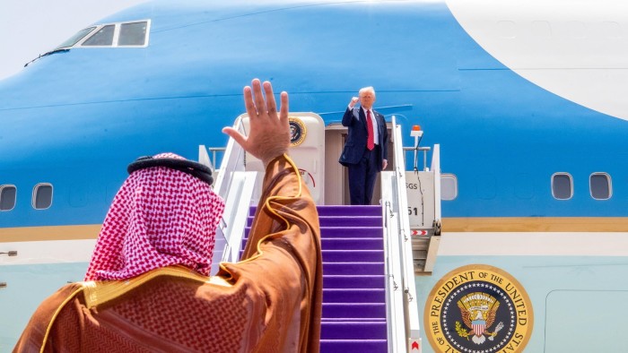 Jumbo Jets, megadeals y adulación: Trump's Gulf Tour