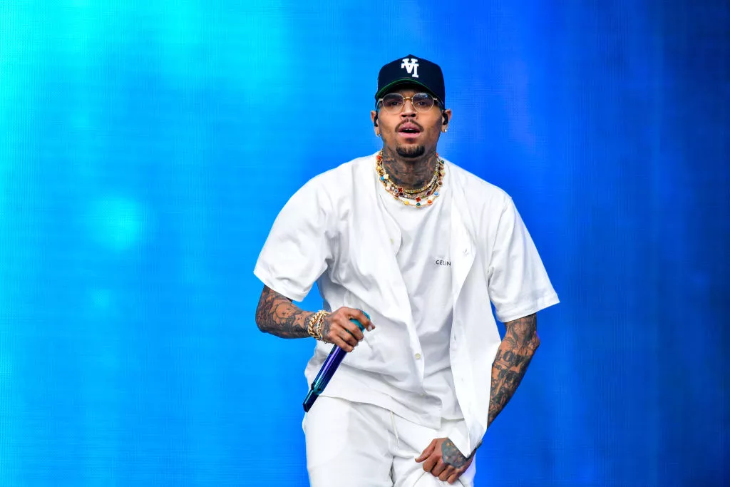 Chris Brown: En el hotel de lujo, las esposas hicieron