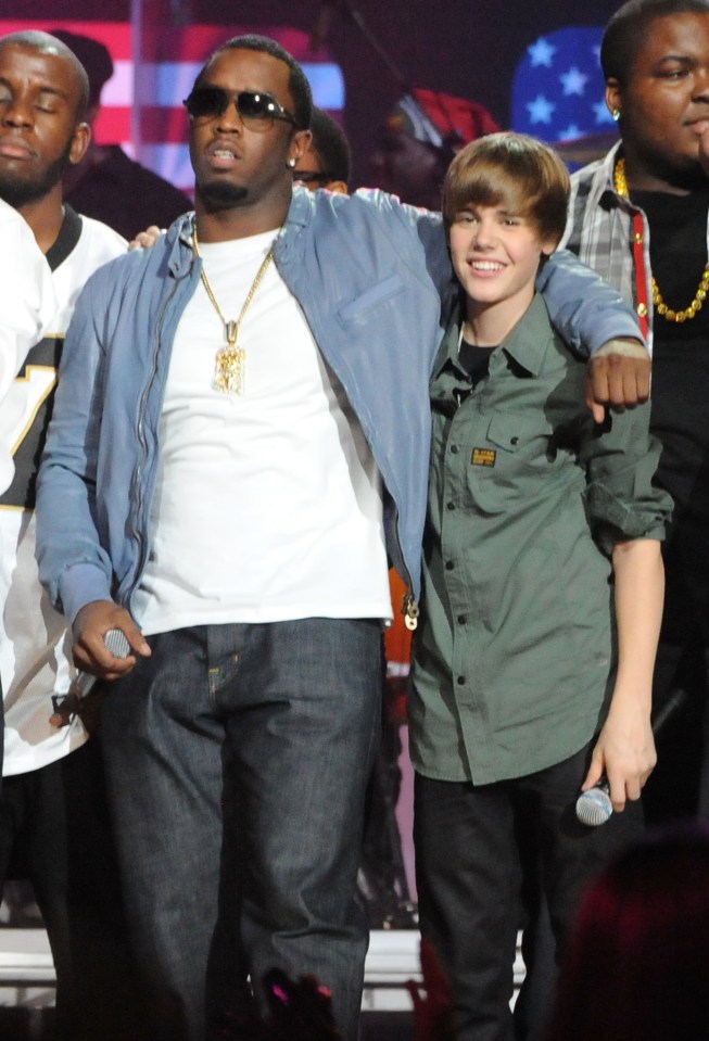 Sean "Diddy" Combs y Justin Bieber actuando en un concierto benéfico.