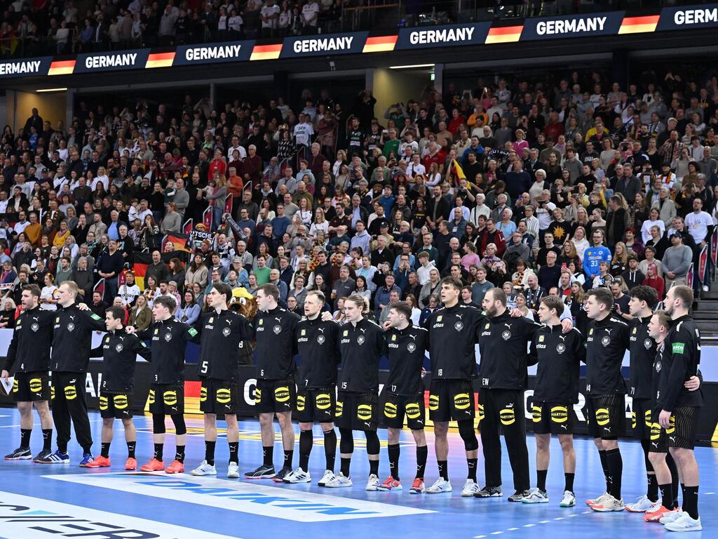 Los jugadores alemanes de balonmano atrapan al grupo Hammer