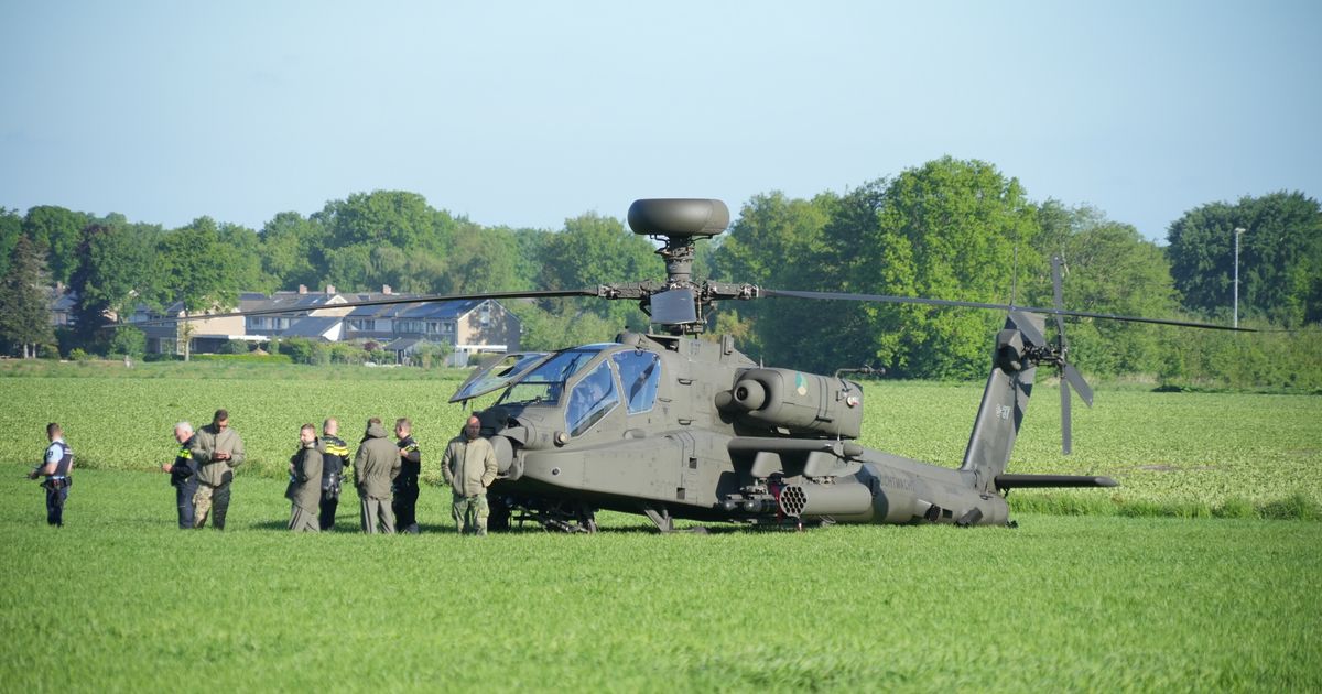 El helicóptero del ejército en problemas hace un aterrizaje de