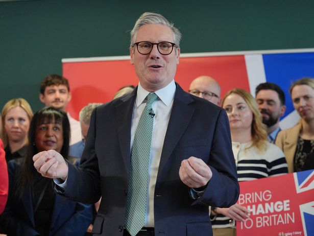 Primer Ministro Sir Keir Starmer, hablando durante el lanzamiento de la campaña electoral local del Partido Laborista en un centro de distribución de Peak Pharmacy