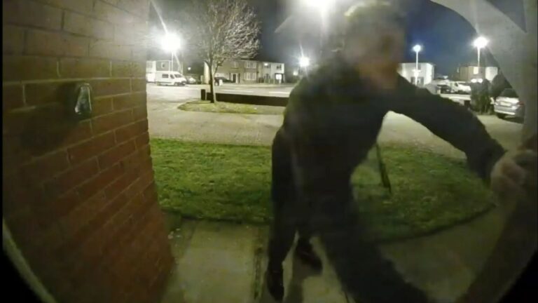 Momento que ladrón se estrella contra la casa de Nan