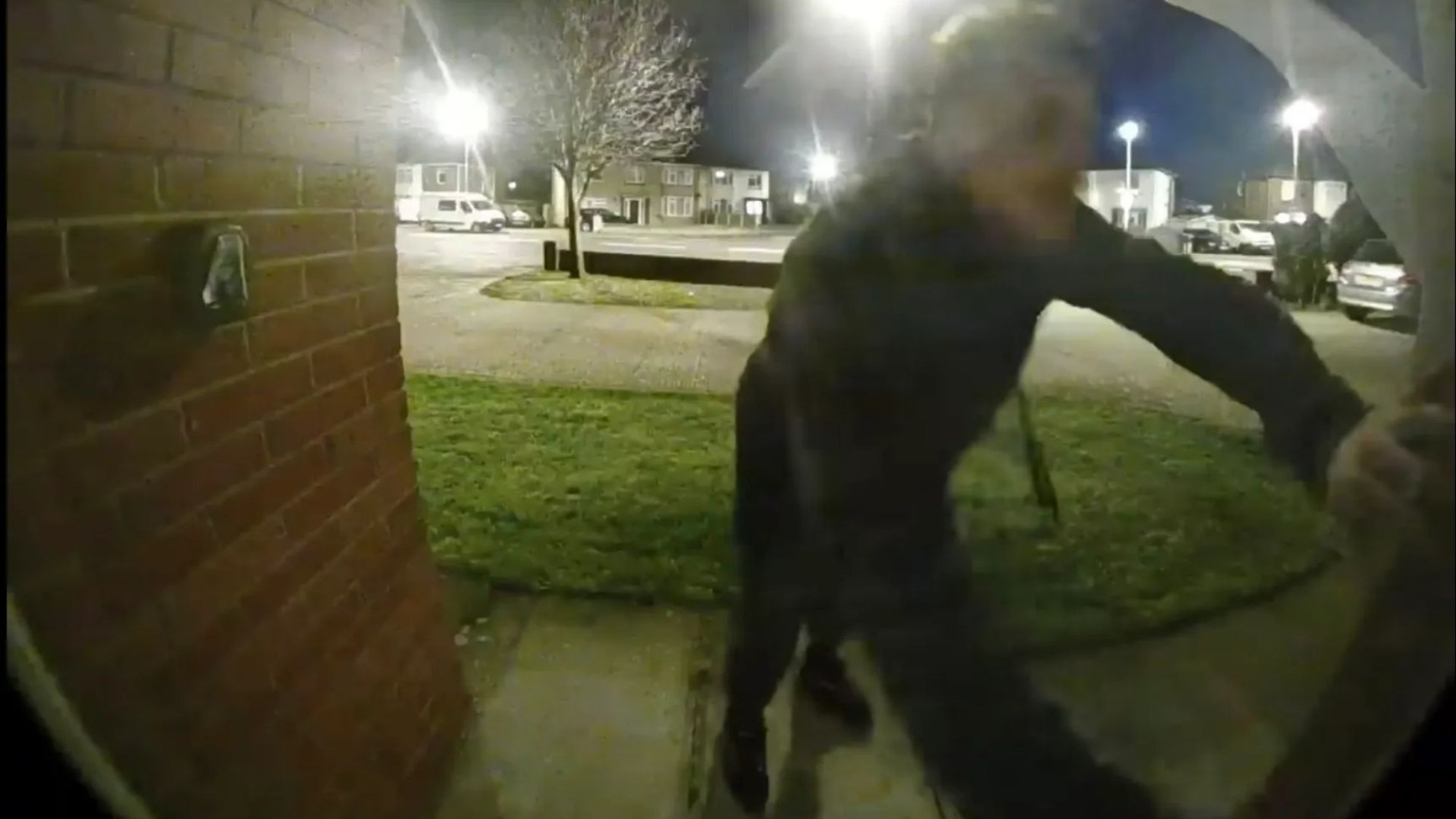 Momento que ladrón se estrella contra la casa de Nan