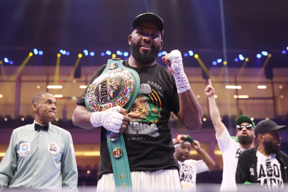 Badou Jack sosteniendo el BBC World Cruiserweight Bework Belt después de un partido de boxeo.