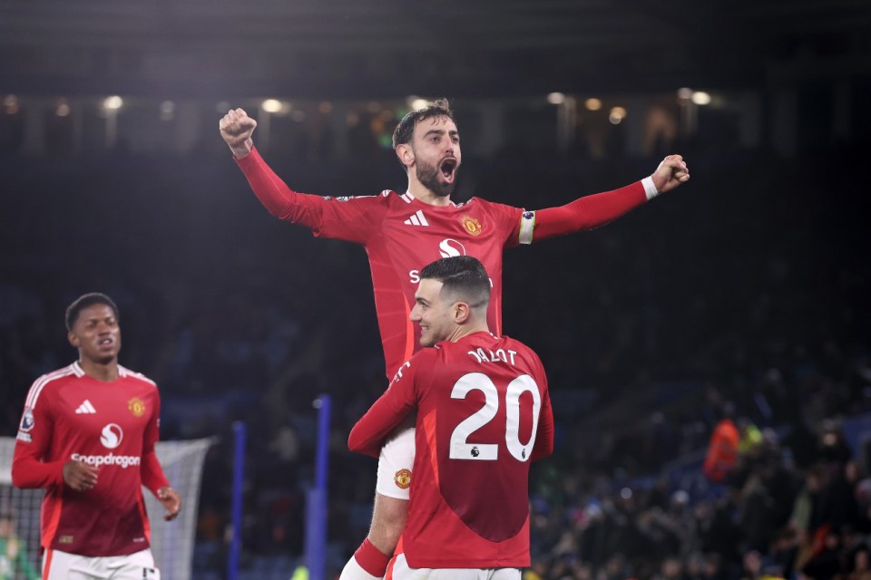 Leicester, Inglaterra - 16 de marzo: Bruno Fernandes del Manchester United celebra con Digo Dalot después de anotar su tercer gol durante el partido de la Premier League entre el Leicester City FC y el Manchester United FC en el King Power Stadium el 16 de marzo de 2025 en Leicester, Inglaterra. (Foto de Alex Livesey - Danehouse/Getty Images)