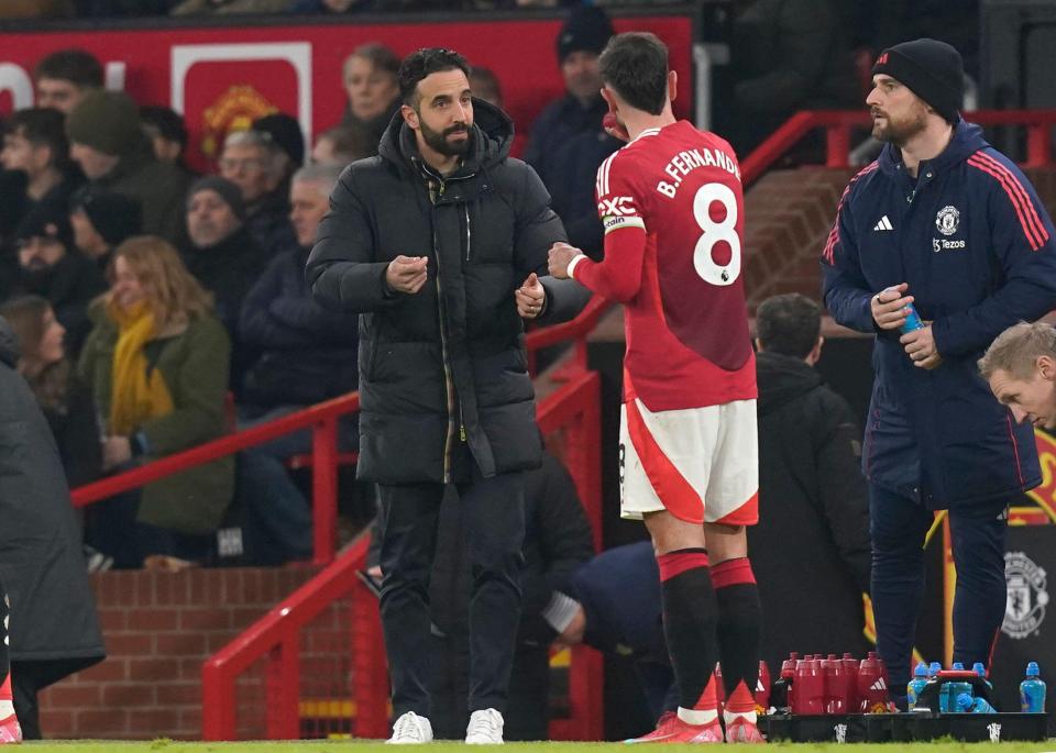 Ruben Amorim, gerente de Manchester United, hablando con Bruno Fernandes durante un partido de la Premier League.
