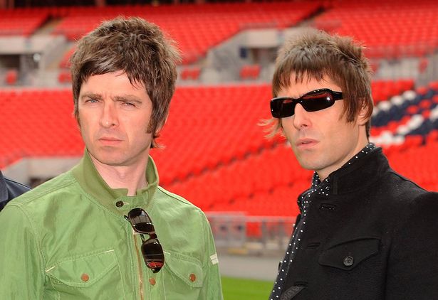 Londres, Inglaterra - 16 de octubre: Noel Gallagher (izquierda) y Liam Gallagher de Oasis Pose en el estadio Wembley el 16 de octubre de 2008 en Londres, Inglaterra. (Foto de Samir Hussein/Getty Images)
