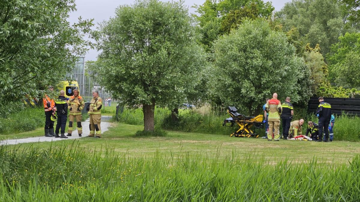 El hombre confundido en Schagen es tasperado, luego salta al