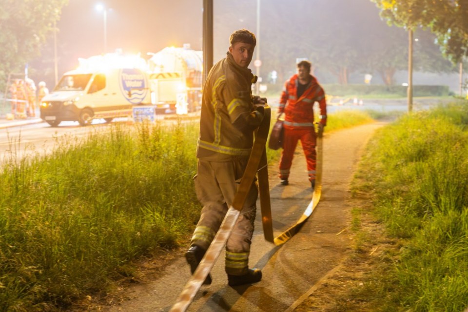 Reino Unido, Bicester 15 de mayo de 2025: ... se ha extendido un gran incendio en el sitio del patrimonio de Bicester, una antigua base de la RAF, con informes de múltiples víctimas. Se han visto los llamamientos y el humo desde las áreas circundantes con servicios de emergencia en la escena y carreteras cerradas ... Crédito: Toby Shepheard / Story Picture Agency / Story Agency