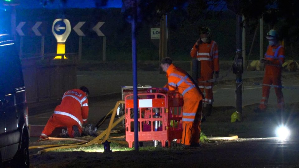 Obtenga el video de los servicios de emergencia de PA en la escena después de que estalló un gran incendio en Bicester Motion, el sitio de una antigua base de la RAF en Oxfordshire, con testigos que informaron explosiones fuertes y gruesos humo negro que ondulan desde el sitio. Unos 10 equipos de bomberos y rescate están abordando el incendio en Bicester, lo que ha provocado una gran respuesta y advertencias para que los residentes locales permanezcan en el interior. Fecha de imagen: jueves 15 de mayo de 2025. PA Foto. Ver PA Story Fire Bicester. El crédito de la foto debe leer: Jamie Lashmar/PA Wire