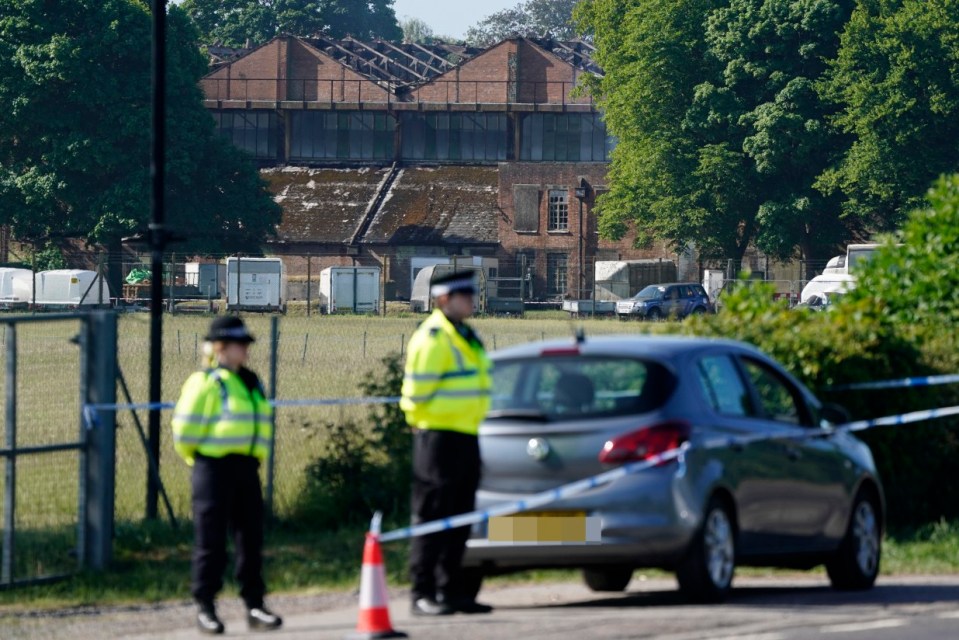 Los edificios dañados después de un incendio en Bicester Motion, el sitio de una antigua base de la RAF que alberga a más de 50 empresas especializadas centradas en la restauración e ingeniería de automóviles clásicos en Oxfordshire, donde estalló un gran incendio el jueves, con testigos que informaron explosiones fuertes y gruesos humo negro que ondulan desde el sitio. Fecha de imagen: Viernes 16 de mayo de 2025. PA Foto. Ver PA Story Fire Bicester. El crédito fotográfico debe leer: Andrew Matthews/PA Wire